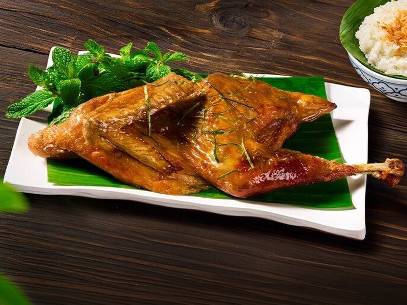 Gà Quay Lu (1/2 con) – Bò Tơ Quán Mộc