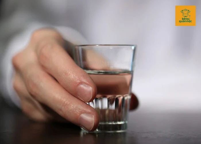 Dùng rượu trắng cũng có thể giúp khử mùi hôi của thịt bof